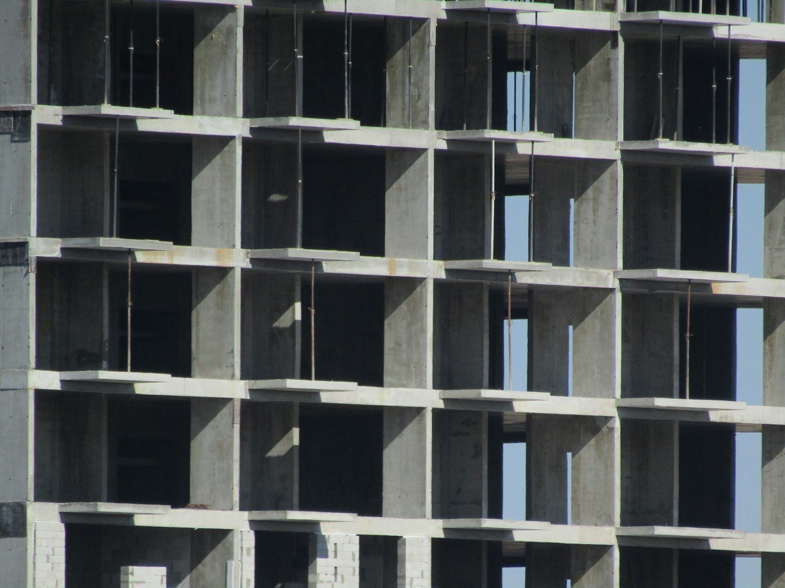 Tikilməkdə olan binanın beton çərçivəsi